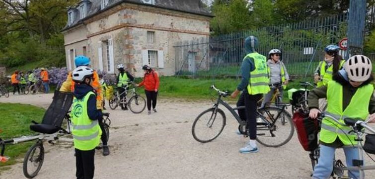 Des jeunes en situation de handicap visuel à la découverte du vélo tandem à Rambouillet