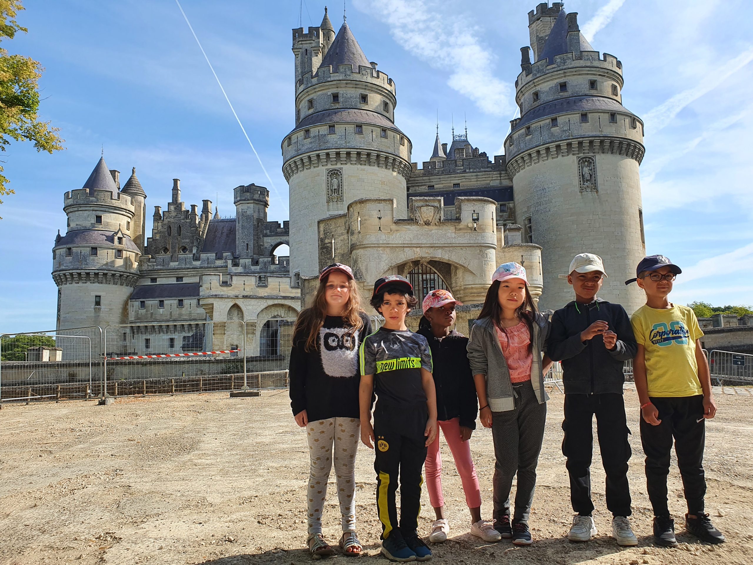 Des enfants devant le chateau de Pierrefonds